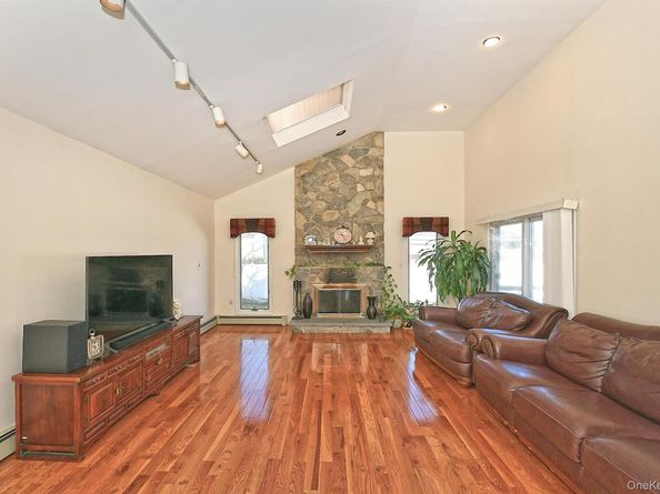 12 Oak Drive, Plainview NY 11803