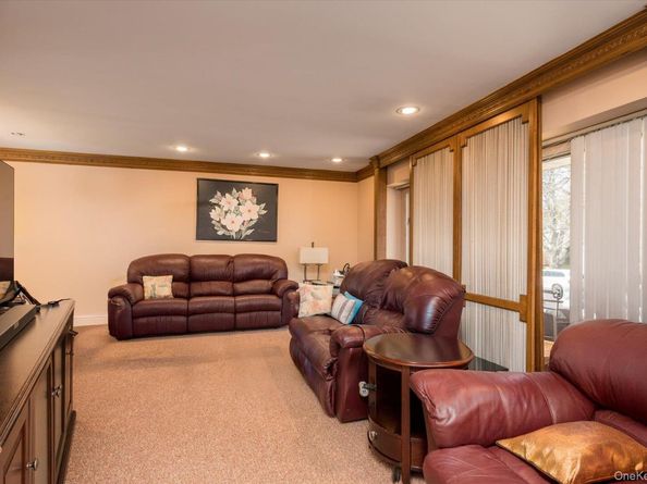 42 Netto Lane, Plainview NY 11803
