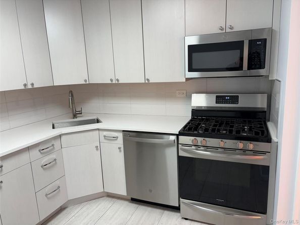 1 Bay Club Drive 19B, Bayside NY 11360