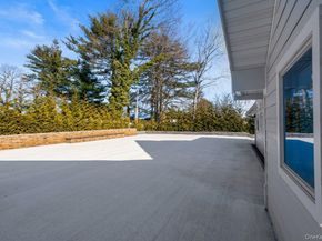 1 Strawberry Lane, Roslyn Heights NY 11577