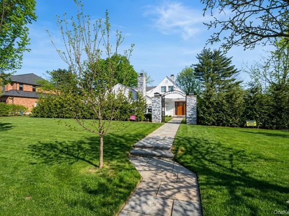 1 Strawberry Lane, Roslyn Heights NY 11577