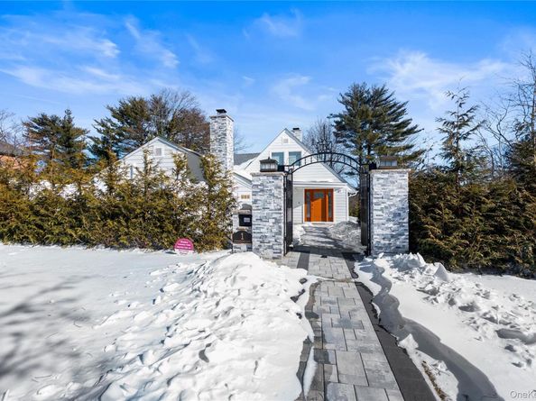 1 Strawberry Lane, Roslyn Heights NY 11577