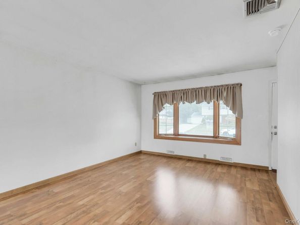 130 Matthews Road, Oakdale NY 11769