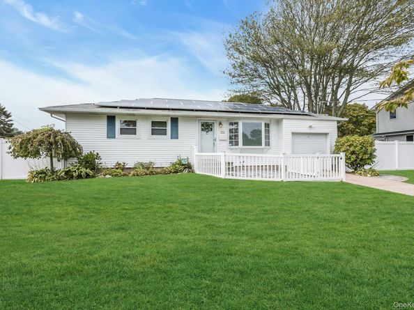130 Matthews Road, Oakdale NY 11769