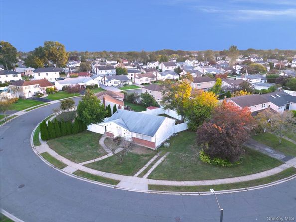 58 Amherst Lane, Hicksville NY 11801