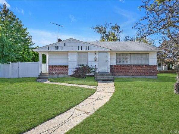 58 Amherst Lane, Hicksville NY 11801