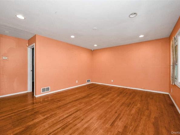58 Amherst Lane, Hicksville NY 11801