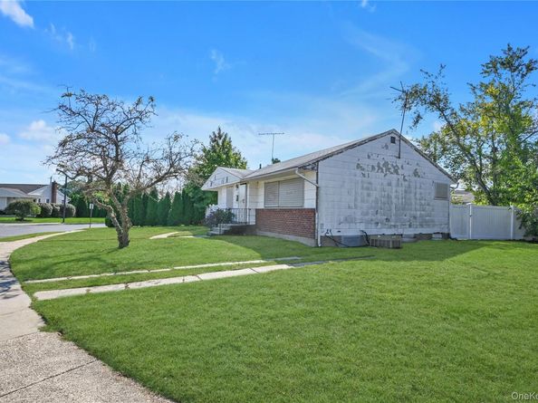 58 Amherst Lane, Hicksville NY 11801