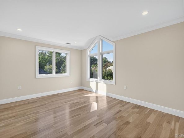 80 Clapham Avenue, Manhasset NY 11030