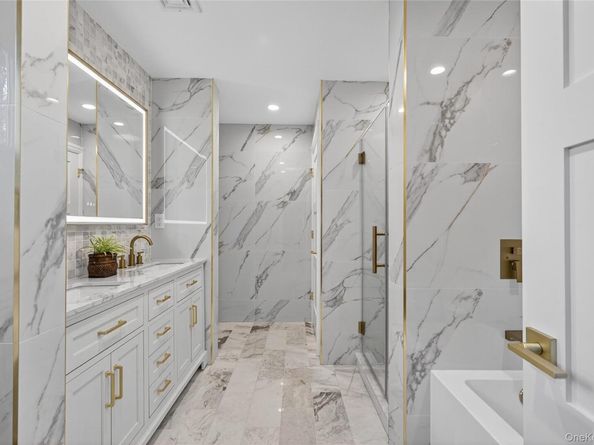 80 Clapham Avenue, Manhasset NY 11030