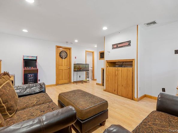 34 21st Street, Jericho NY 11753