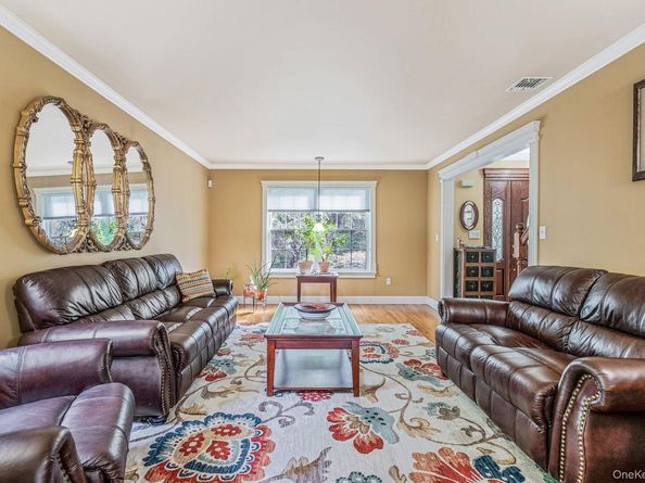 36 Vanderbilt Avenue, Saint James NY 11780
