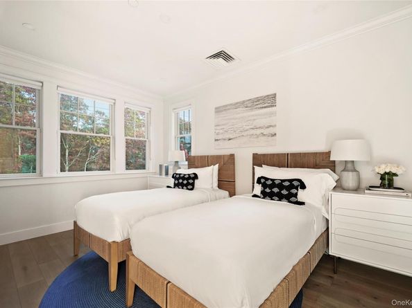3 Old Boathouse Lane S, Hampton Bays NY 11946