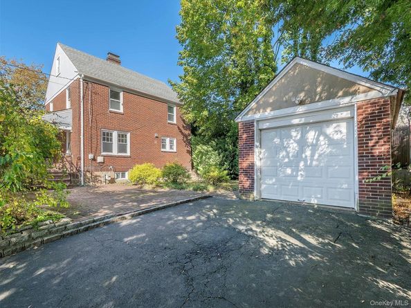 16 Avenue A, Port Washington NY 11050