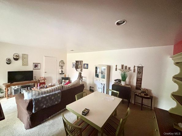 25 Cheyenne Court 25, Coram NY 11727