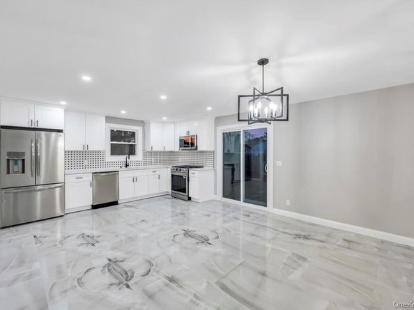 27 Ash Street, Central Islip NY 11722