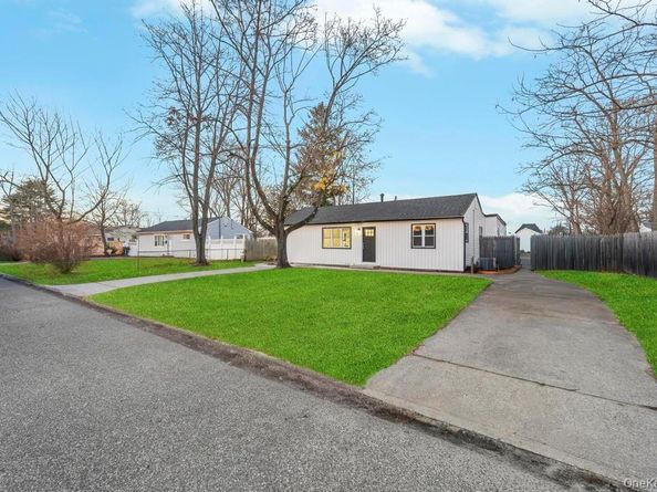 27 Ash Street, Central Islip NY 11722