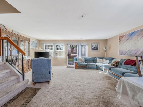 11 Gazebo Lane, Holtsville NY 11742