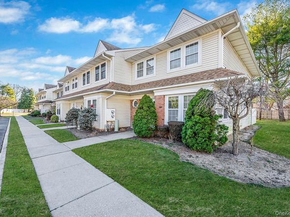 11 Gazebo Lane, Holtsville NY 11742