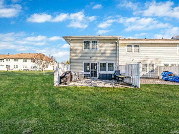 11 Gazebo Lane, Holtsville NY 11742