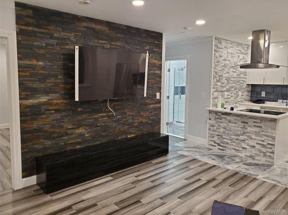 310 Brookside Court, Copiague NY 11726