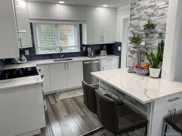 310 Brookside Court, Copiague NY 11726