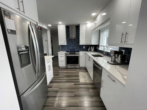 310 Brookside Court, Copiague NY 11726