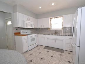 9 Tory Court, Holbrook NY 11741