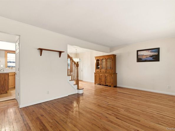 14 Starlight Court, West Babylon NY 11704