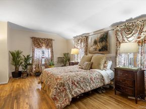 39 Garnet Lane, Plainview NY 11803