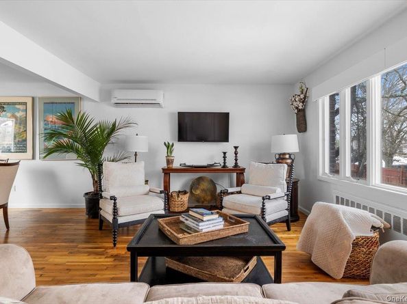 39 Garnet Lane, Plainview NY 11803