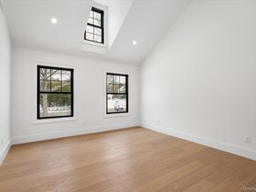 20 Fox Hunt Lane, Cold Spring Harbor NY 11724