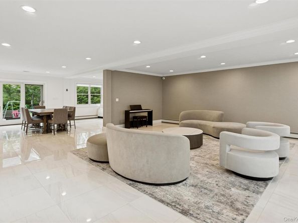 1560 Pebble Lane, Hewlett NY 11557