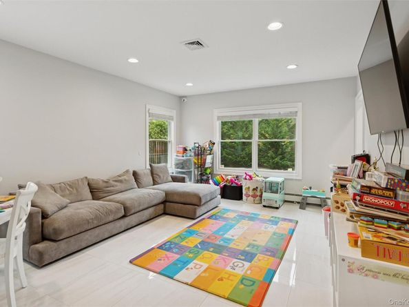 1560 Pebble Lane, Hewlett NY 11557