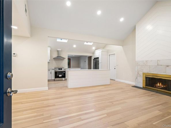 1 Upper Lane, Centerport NY 11721