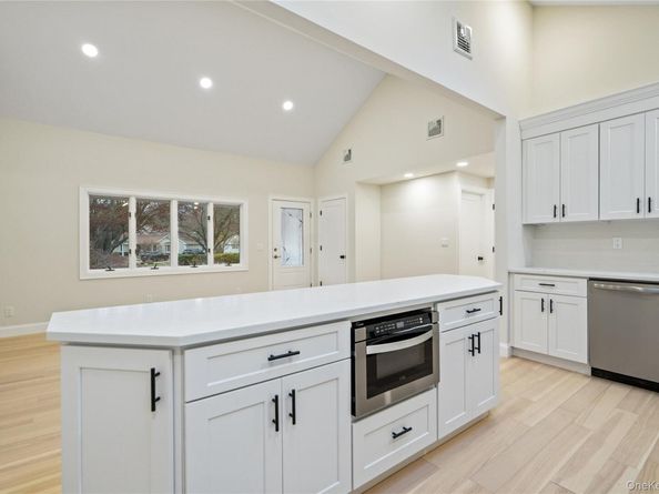 1 Upper Lane, Centerport NY 11721