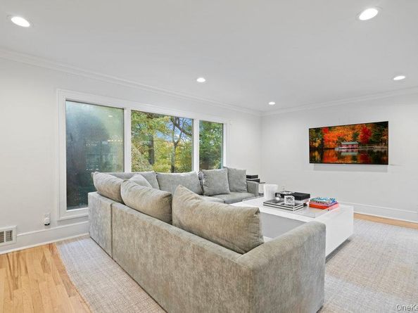 28 Elm Street, Woodbury NY 11797