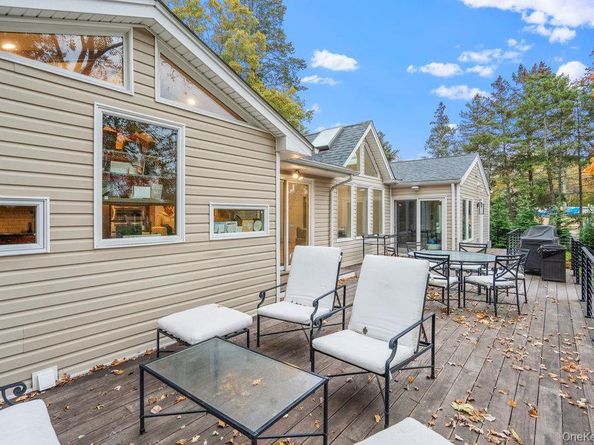 28 Elm Street, Woodbury NY 11797