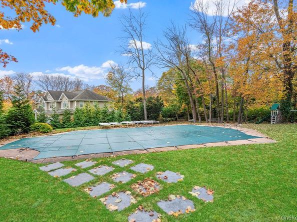 28 Elm Street, Woodbury NY 11797