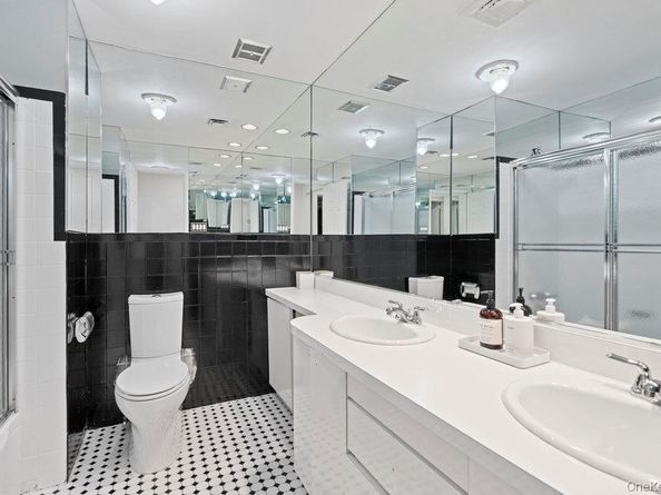 28 Elm Street, Woodbury NY 11797