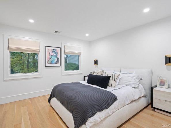 28 Elm Street, Woodbury NY 11797