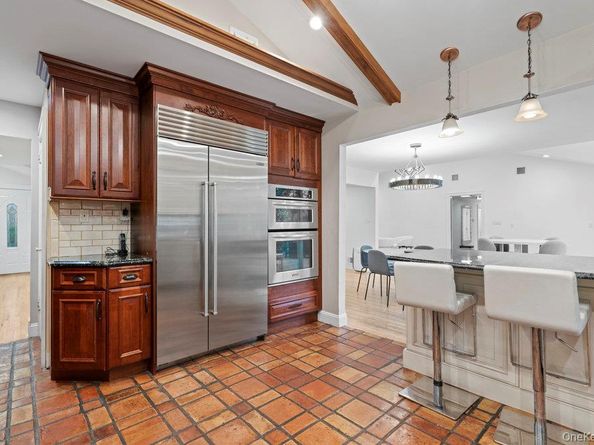 28 Elm Street, Woodbury NY 11797