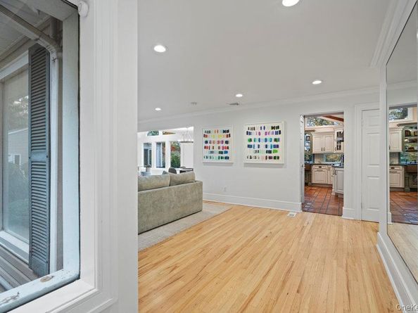 28 Elm Street, Woodbury NY 11797