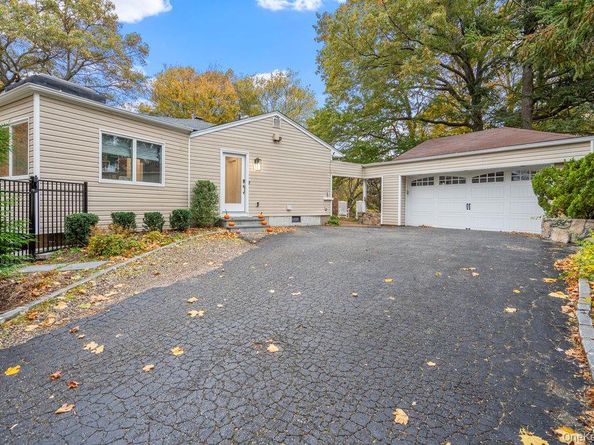 28 Elm Street, Woodbury NY 11797