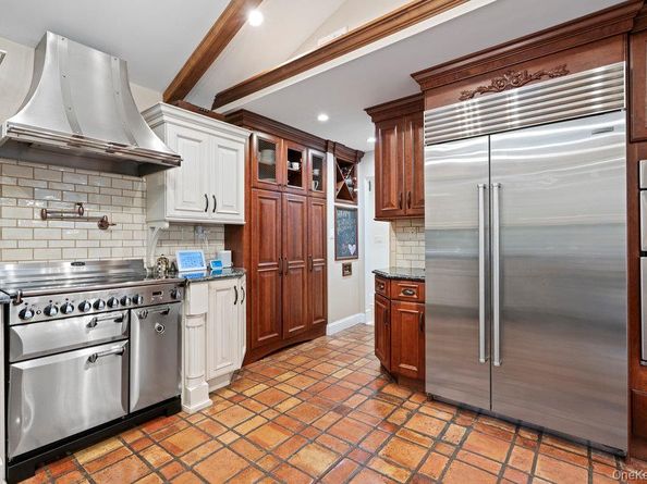 28 Elm Street, Woodbury NY 11797