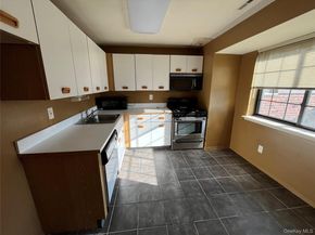 45 Newbrook Lane 45, Bay Shore NY 11706