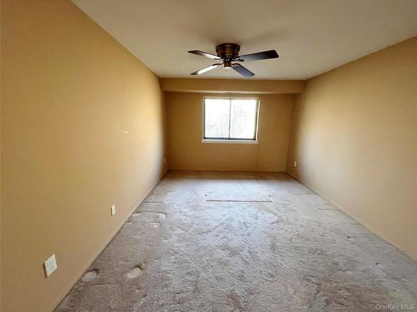 45 Newbrook Lane 45, Bay Shore NY 11706