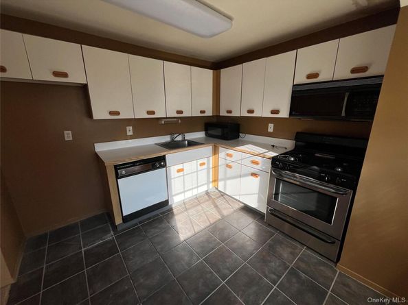 45 Newbrook Lane 45, Bay Shore NY 11706