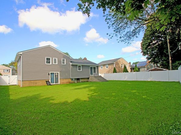 16 Eleanor Road, Plainview NY 11803