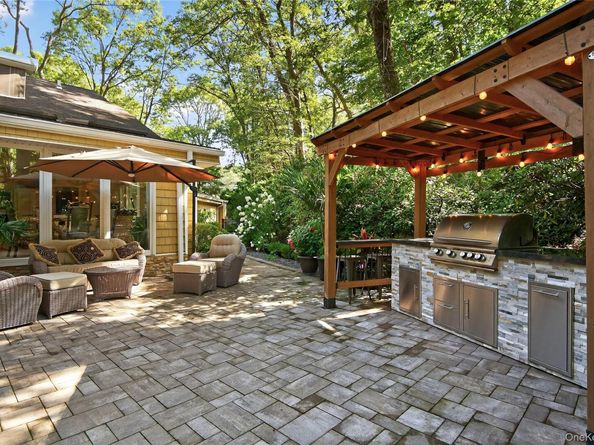 18 Roundtree Drive, Melville NY 11747